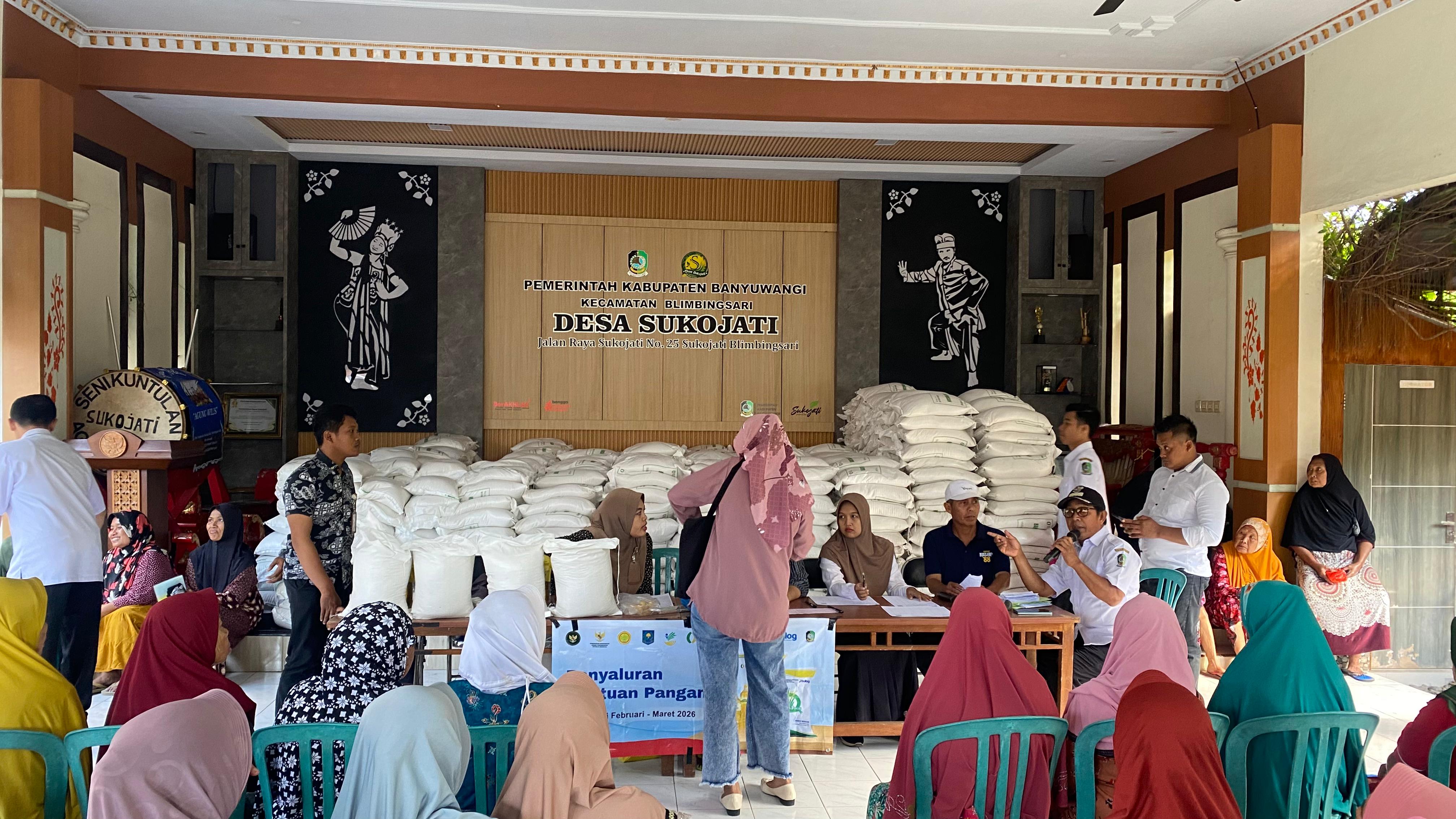 Warga Desa Sukojati Tersenyum Sumringah, Ratusan KPM Terima Bantuan Beras dan Minyak Goreng
